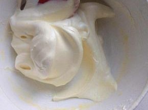 再把剩余的蛋白霜放到蛋黄中，上下翻拌均匀，刮刀从2点的位置进，8点的位置出，图中的状态基本上看不到蛋白霜