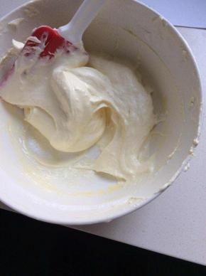 继续翻拌，至基本看不到干粉为止，此时的面糊比较厚实，一定不要过度搅拌至光滑的状态