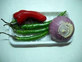 准备好红椒杭椒和洋葱。