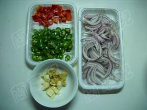 青红椒、姜蒜分别洗净、切好备用。