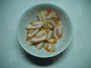 腌好的猪肉切薄片备用。