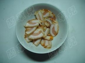 腌好的猪肉切薄片备用。