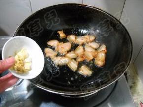 加入姜蒜，炒出香味。