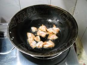 锅中油热，倒入猪肉煸炒出油。