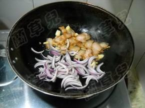 加入洋葱丝，炒出香味。