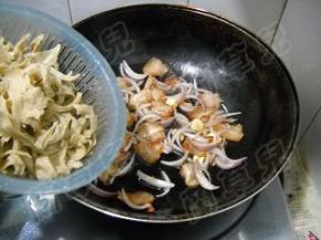 加入面筋，炒匀。