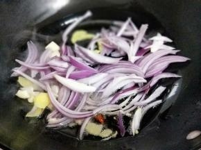 再加入切好的洋葱煸炒。