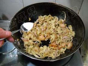加入盐，炒匀。