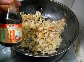 淋入蒸鱼酱油，炒匀。