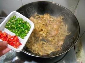 倒入青红椒，炒至断生。