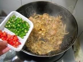 倒入青红椒，炒至断生。