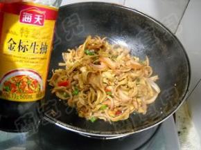 淋入生抽，炒匀。