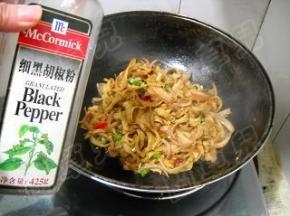 加入黑胡椒粉，炒匀。