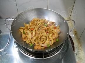 炒好的面筋转入小锅仔，带酒精炉上桌食用。