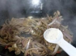 再加入耗油，快速翻炒均匀即可关火。