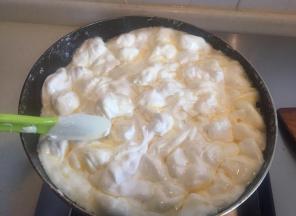 加入棉花糖快速翻炒融化