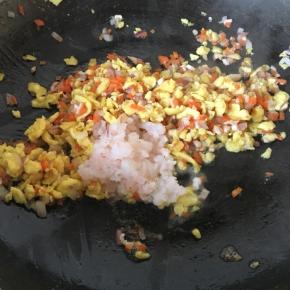 加入虾仁翻炒均匀