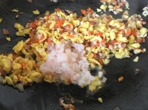 加入虾仁翻炒均匀