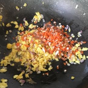 加入胡萝卜丁和香菇丁翻炒均匀