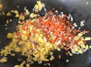 加入胡萝卜丁和香菇丁翻炒均匀