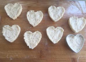 然后取适量，放入心形饼干模具中压实，高度0.8厘米