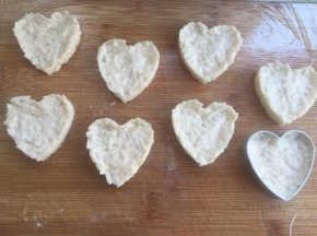 然后取适量，放入心形饼干模具中压实，高度0.8厘米