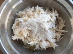 加入面粉揉成团