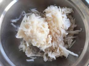 加入蛋清，盐拌匀