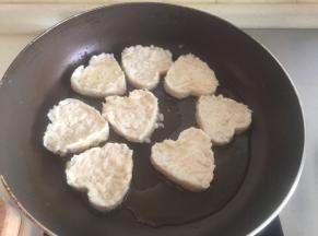 煎至底部定型翻面。