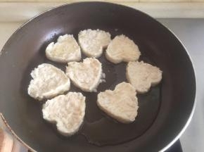 煎至底部定型翻面。