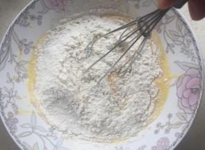 打匀后，加入低粉。手抽来去来去打匀，小颗粒可以用刮刀压碎，直到蛋黄糊细腻。