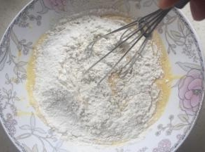 打匀后，加入低粉。手抽来去来去打匀，小颗粒可以用刮刀压碎，直到蛋黄糊细腻。