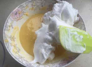 然后取1/3蛋白到蛋黄糊里翻拌均匀。