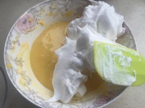 然后取1/3蛋白到蛋黄糊里翻拌均匀。