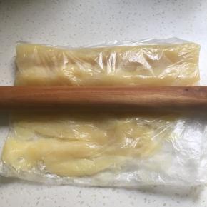 装入保鲜袋用擀面杖擀成泥