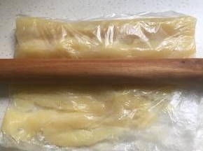 装入保鲜袋用擀面杖擀成泥