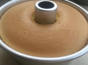 放烤箱中下层，125度烤55分钟再140度15分钟。出炉倒扣