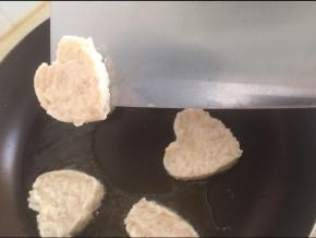 锅里放入油，小火。用刀尖挑起藕饼等等一大半，移到锅内。