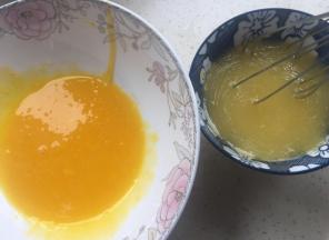 蛋黄打匀，橙汁和玉米油搅匀。然后两个碗里等待放一起之字型打匀（橙汁是新鲜橙子挤的）