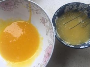 蛋黄打匀，橙汁和玉米油搅匀。然后两个碗里等待放一起之字型打匀（橙汁是新鲜橙子挤的）