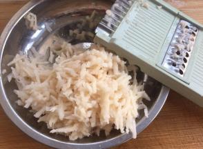 用刨丝刀刨细丝