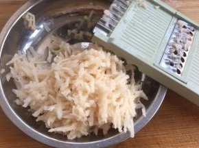 用刨丝刀刨细丝