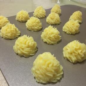 在烤盘上挤出花形