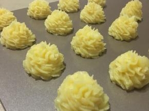 在烤盘上挤出花形