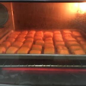 烤箱上下温180预热五分钟，把面包放入烤箱烤15分钟