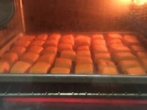 烤箱上下温180预热五分钟，把面包放入烤箱烤15分钟