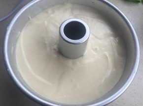 烤箱预热上下火125度，蛋糕糊从15厘米高处倒入模具。模具震一下，震去大气泡。