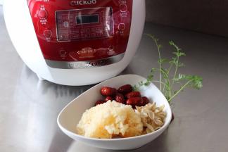 准备的食材，银耳、百合提前泡发，红枣洗净