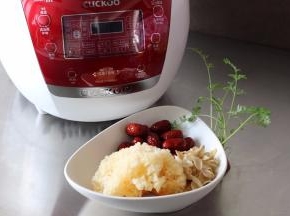 准备的食材，银耳、百合提前泡发，红枣洗净