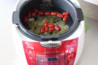 所有的食材放入电饭煲内锅中，加入清水